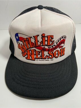 Vintage 1982 Willie Nelson & Family trucker hat with a snapback closure.